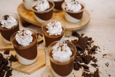 Tahta masada çikolatalı kek.