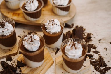 Krema soslu çikolatalı kekler.