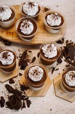 Masasında çikolata olan lezzetli kekler.
