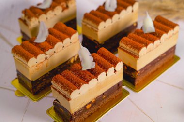 Çikolatalı ve vanilyalı kek.