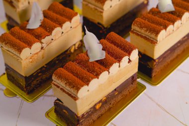 Çikolata soslu tatlı pasta, yakın çekim.