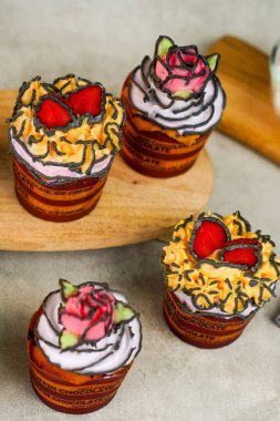 Kremalı ve çikolatalı lezzetli kekler.