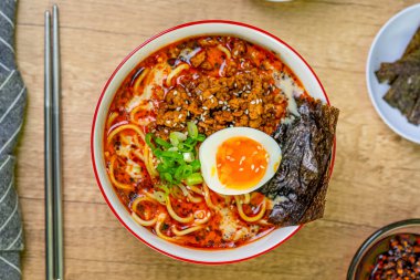 Kore usulü kimchi ve yumurtalı erişte. Kore usulü.