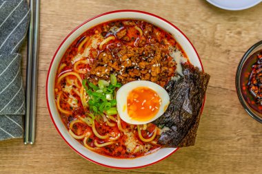 Asya yemeği, etli erişte ve sebze..