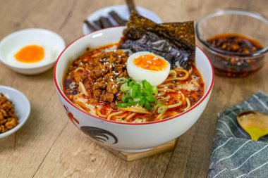 Tavuklu Kore eriştesi.