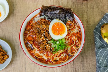 Kore yemeği, yumurtalı hazır erişte ve kimchi.