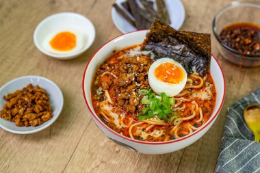 Hazır erişteler kasede.