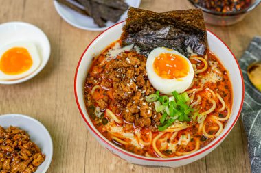 Japon erişteli erişte ve balık tabağı.