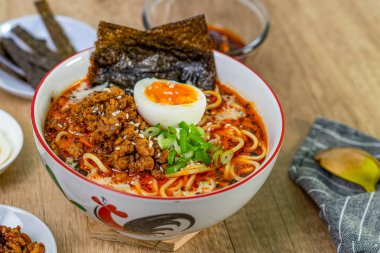 Yüksek açılı ramen eriştesi ve tavuklu kase.