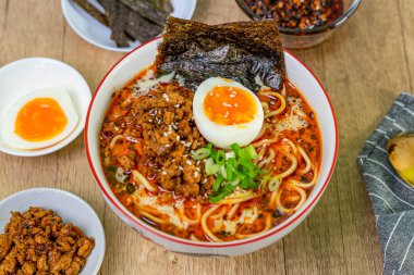 Domuz etli ramen, yumurta, Japon yemeği.