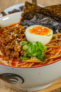 Tavuk ve yumurtalı hazır şehriye.