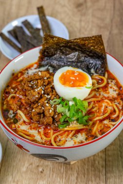 Baharatlı ramen çorbası ve yumurta ile hazır şehriye