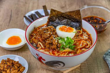 Tavuk ve yumurtalı hazır erişte.