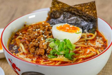 Domuz etli ve sebzeli ramen.