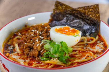 Domuz eti ve yumurtalı hazır şehriye çorbası.