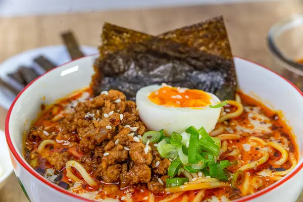 Balık ve baharatlı soslu erişte.