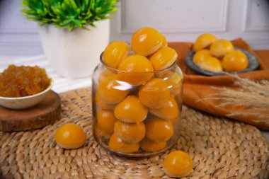 Beyaz masadaki sepette taze kayısılar var..