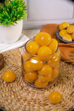 Taze ev yapımı lezzetli sarı ve turuncu kayısıları ahşap bir masada cam bir fincanda kapatıyoruz.