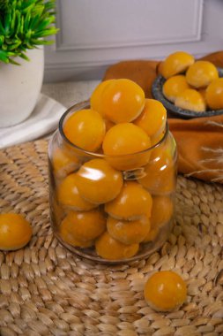 Cam kasede sarı erikler