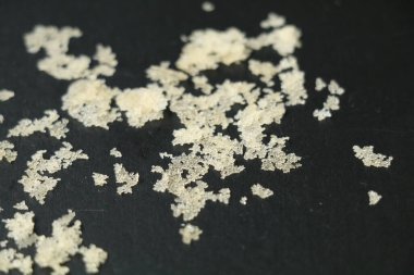 Kuru beyaz şarap kristalleri tartar ya da koyu arkaplanda şarap elmasları