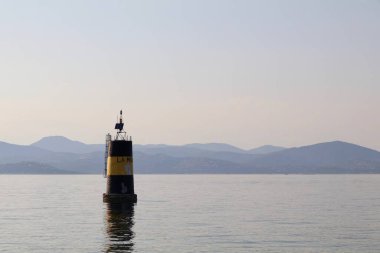 Akdeniz 'deki büyük siyah ve sarı şamandıra. Şamandıranın üzerindeki yazı plajın adı: la Moutte.