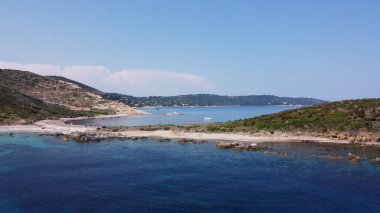 Akdeniz 'de iki parça karayı birbirine bağlayan küçük kumlu bir isthmus' un havadan görünüşü 