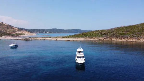 停泊在地中海一个小海湾的私人游艇和小船的航拍图 — 图库照片