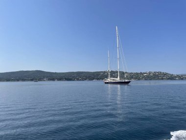 Akdeniz 'in sakin sularına demir atmış bir yat.