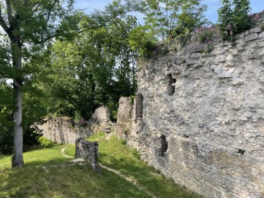 Charit sur Loire, Nivre 'deki ortaçağ savunma duvarının yıkıntıları.