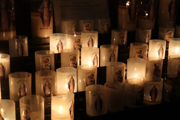 圣母玛利亚 Vierge Marie 和圣约瑟的祈祷蜡烛 — 图库照片