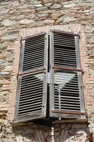 Παράθυρο Έναν Πέτρινο Τοίχο Παλιά Ξύλινα Παραθυρόφυλλα Σχεδόν Κλειστά Για — Φωτογραφία Αρχείου