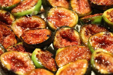 Bir yığın sulu karamelli incir.