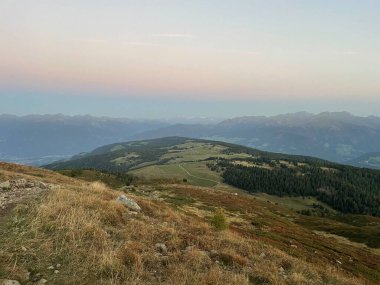 Sabahın erken saatlerinde dağ çayırı sisli ışıkta