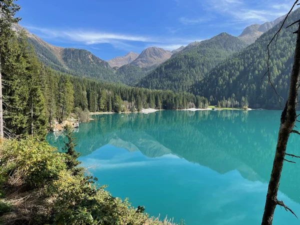 Antholz Gölü 'nün turkuaz renkli güzel suları kozalaklı ormanlar ve yüksek dağlarla çevrilidir.