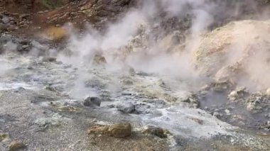 duman tüten ve tıslayan fümeroller renkli sülfür kristalleriyle çevrili.