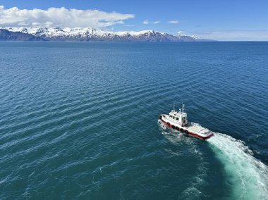  İzlanda, Akureyri körfezinde dönen pilot bot (Slepnir, römorkör için İzlandaca 'dır ve Akureyri İzlanda' nın kuzeyindeki bir kasabanın adıdır.)