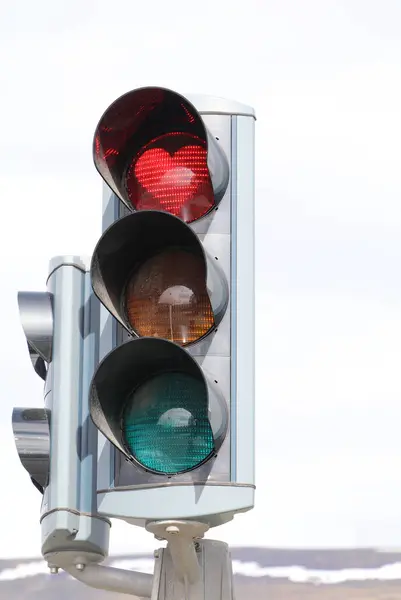 Akureyri 'de trafik ışığı ve kırmızı bir kalp var.