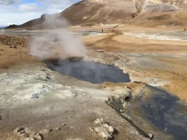 Namafjall İzlanda 'nın jeotermal bölgesinde çamur tenceresi kaynıyor ve buharlanıyor.