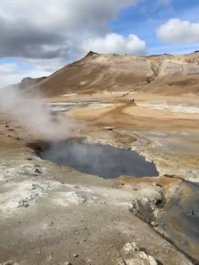 Namafjall İzlanda 'nın jeotermal bölgesinde çamur tenceresi kaynıyor ve buharlanıyor.