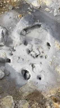 Volkanik bir jeotermal alanda hava delikleri şişiyor ve köpürüyor.