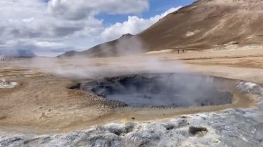 Çamur tenceresi köpüren ve kaynayan jeotermal alan