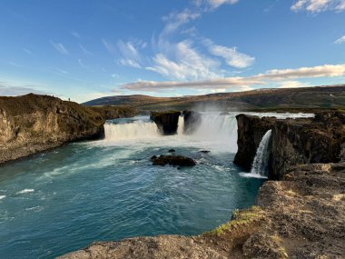 Güneşli bir günde altın saat boyunca İzlanda 'da Godafoss şelalesi