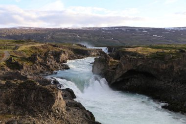 Güneşli bir günde altın saat boyunca İzlanda 'da Godafoss şelalesi