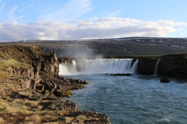 Güneşli bir günde altın saat boyunca İzlanda 'da Godafoss şelalesi