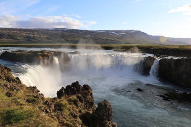 Güneşli bir günde altın saat boyunca İzlanda 'da Godafoss şelalesi