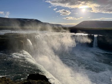 Güneşli bir günde altın saat boyunca İzlanda 'da Godafoss şelalesi