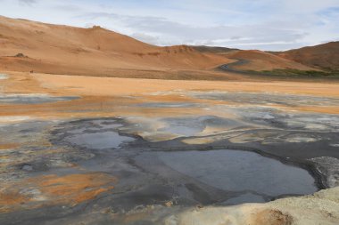 Namaskard, İzlanda 'nın renkli jeotermal manzarası, ön planda kaynamış koyu gri çamur havuzları
