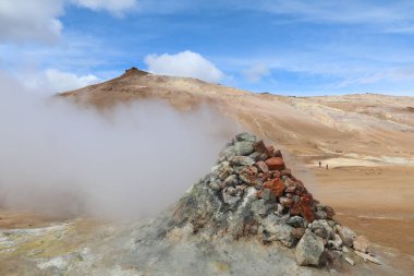 İzlanda 'nın Namaskjard jeotermal bölgesinde renkli taş yığınları tütüyor