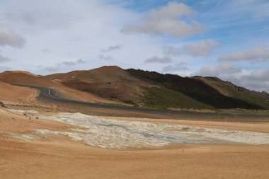 Namaskard, İzlanda 'nın jeotermal bölgesinde bitkisiz, renkli dağları olan çorak bir arazi.