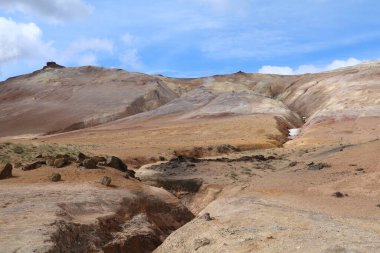 Namaskard, İzlanda 'nın jeotermal bölgesinde bitkisiz, renkli dağları olan çorak bir arazi.